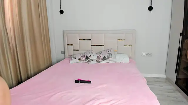 Lola Peach online show from April 2026 04:40:01 AM