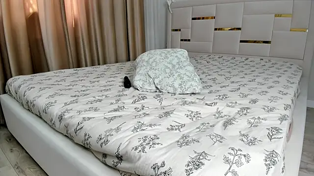 Lola Peach online show from June 2026 03:25:01 AM