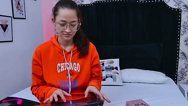 Snapshot of SaaraBrown chatting on October 2025 12:19:01 PM SaaraBrown online show from October 2025 12:19:01 PM