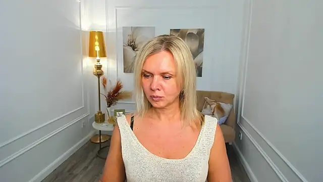 AgathaKlouin online show from April 2026 07:25:02 PM