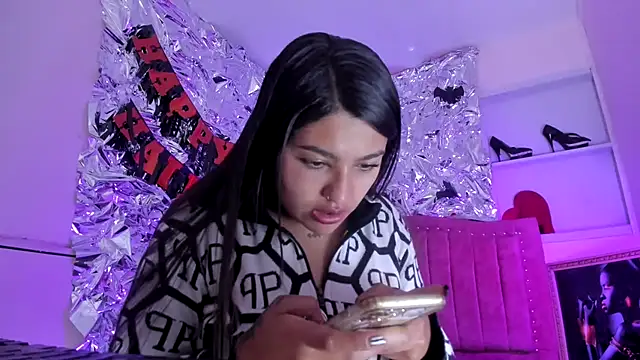 Snapshot of SarahStones chatting on November 2025 12:18:01 PM SarahStones online show from November 2025 12:18:01 PM