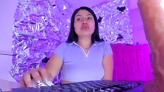 Snapshot of SarahStones chatting on November 2025 12:32:02 AM SarahStones online show from November 2025 12:32:02 AM