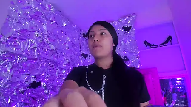 Snapshot of SarahStones chatting on November 2025 05:08:02 AM SarahStones online show from November 2025 05:08:02 AM