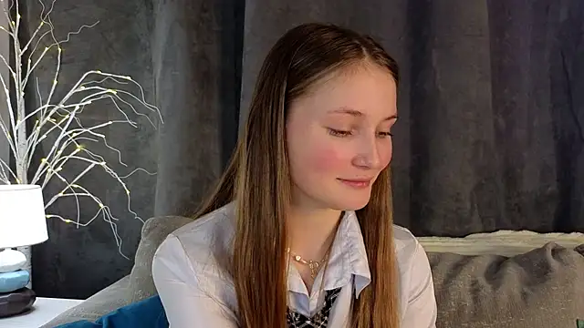 Snapshot of MonaEldon chatting on December 2024 04:39:01 AM MonaEldon online show from December 2024 04:39:01 AM