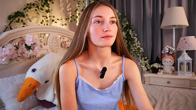 Snapshot of MonaEldon chatting on November 2025 04:12:01 AM MonaEldon online show from November 2025 04:12:01 AM