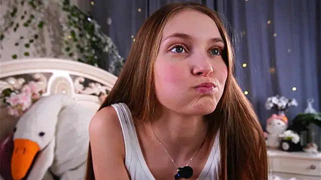 Snapshot of MonaEldon chatting on March 2026 08:10:02 AM MonaEldon online show from March 2026 08:10:02 AM