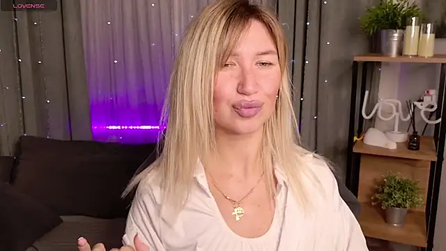 MilaBott online show from September 2025 08:11:02 PM