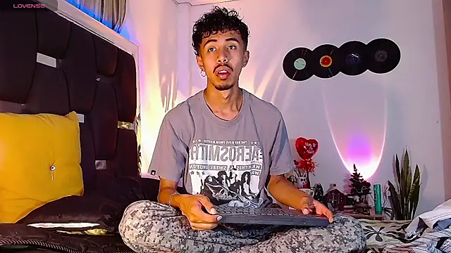 Snapshot of RyanRizzo chatting on December 2024 12:13:01 AM RyanRizzo online show from December 2024 12:13:01 AM