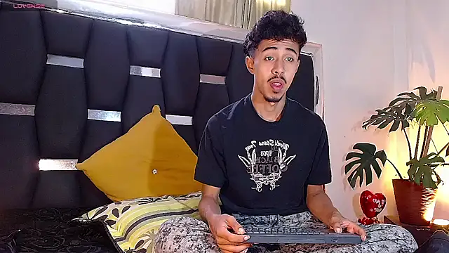 Snapshot of RyanRizzo chatting on December 2024 02:38:02 PM RyanRizzo online show from December 2024 02:38:02 PM