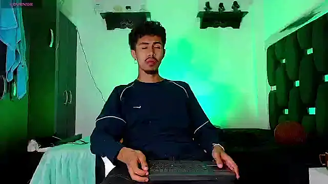 Snapshot of RyanRizzo chatting on December 2024 05:36:01 AM RyanRizzo online show from December 2024 05:36:01 AM