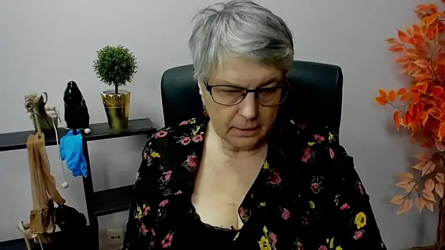 Snapshot of IrisDream chatting on January 2025 01:49:01 PM IrisDream online show from January 2025 01:49:01 PM