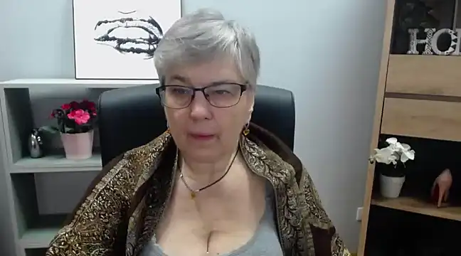 Snapshot of IrisDream chatting on January 2025 10:11:02 AM IrisDream online show from January 2025 10:11:02 AM