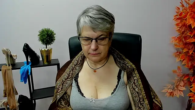 Snapshot of IrisDream chatting on January 2025 07:15:01 AM IrisDream online show from January 2025 07:15:01 AM