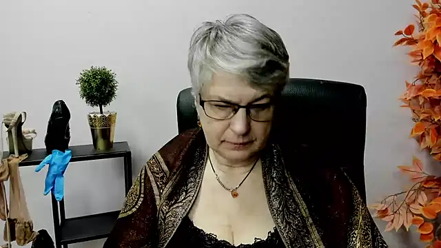 Snapshot of IrisDream chatting on February 2025 07:13:01 AM IrisDream online show from February 2025 07:13:01 AM