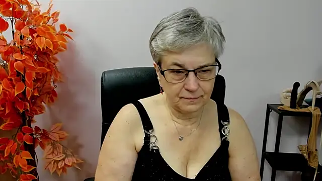 Snapshot of IrisDream chatting on October 2025 06:14:02 AM IrisDream online show from October 2025 06:14:02 AM