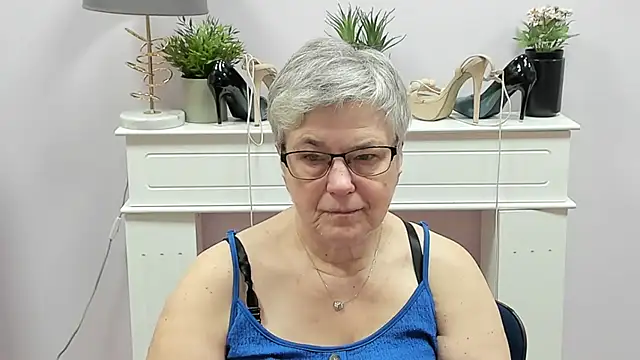 Snapshot of IrisDream chatting on December 2025 07:14:02 AM IrisDream online show from December 2025 07:14:02 AM