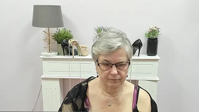 Snapshot of IrisDream chatting on January 2026 07:03:01 AM IrisDream online show from January 2026 07:03:01 AM