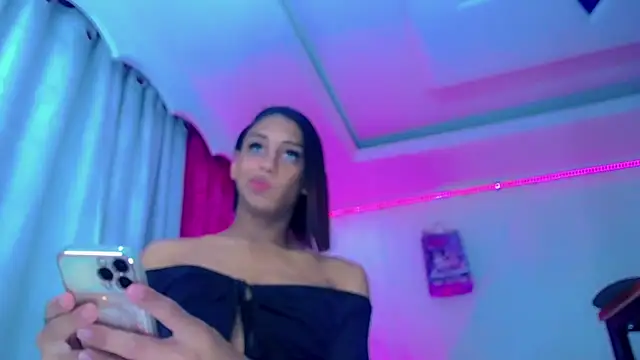 NahomiCamper online show from April 2026 11:04:01 PM