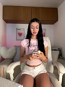 maddy bronw  online show from December 2025 10:15:01 PM