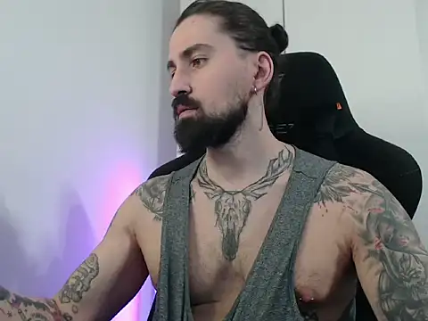 Snapshot of MateoHunk chatting on November 2025 11:03:01 AM MateoHunk online show from November 2025 11:03:01 AM