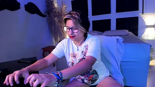 Snapshot of NovaGlitz chatting on December 2024 12:03:01 PM NovaGlitz online show from December 2024 12:03:01 PM