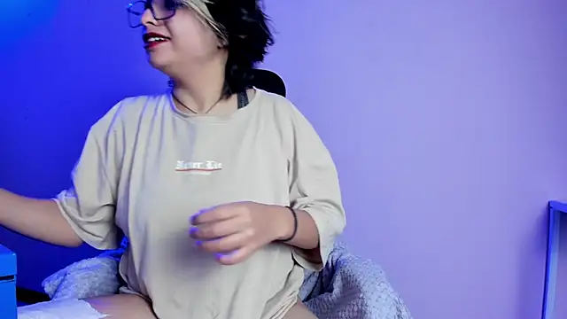 Snapshot of NovaGlitz chatting on January 2025 11:43:01 AM NovaGlitz online show from January 2025 11:43:01 AM