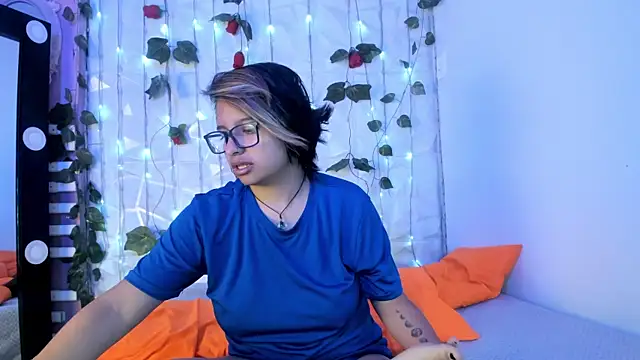 Snapshot of NovaGlitz chatting on January 2025 11:48:01 AM NovaGlitz online show from January 2025 11:48:01 AM