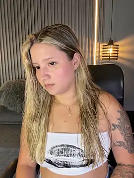 Snapshot of MiaPetit_ chatting on September 2025 10:15:02 PM MiaPetit  online show from September 2025 10:15:02 PM