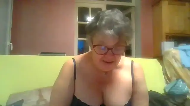 Vandeae44 online show from April 2026 07:20:01 PM