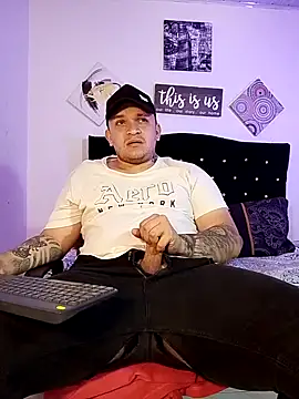 Snapshot of tony_landri chatting on October 2025 02:43:02 AM tony landri online show from October 2025 02:43:02 AM