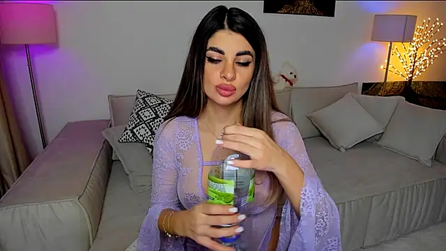 Snapshot of Queenofyouredreams chatting on January 2025 01:13:01 AM Queenofyouredreams online show from January 2025 01:13:01 AM