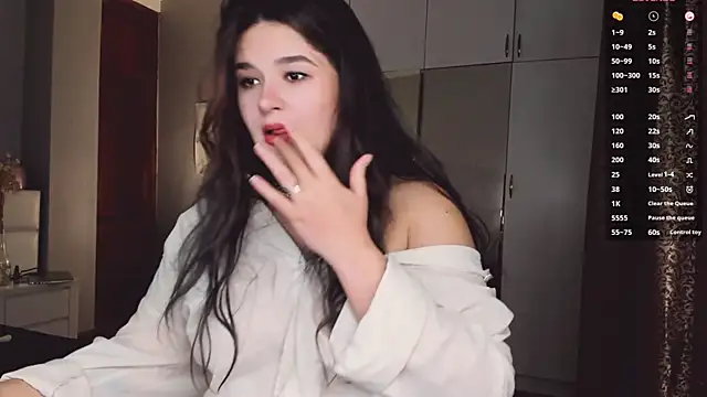 Snapshot of July_Slowdive chatting on November 2025 06:23:01 AM July Slowdive online show from November 2025 06:23:01 AM