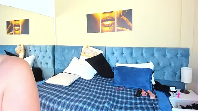 Snapshot of Sam_and_molly_ chatting on December 2024 10:43:01 PM Sam and molly  online show from December 2024 10:43:01 PM