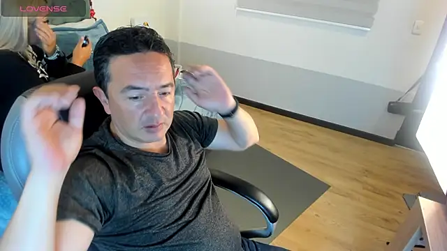 Snapshot of Sam_and_molly_ chatting on February 2025 07:44:01 PM Sam and molly  online show from February 2025 07:44:01 PM