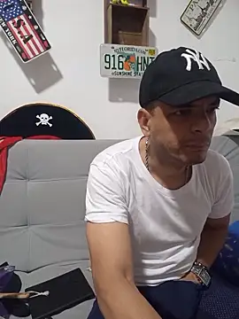 latinmartin73 online show from November 2025 10:43:02 PM