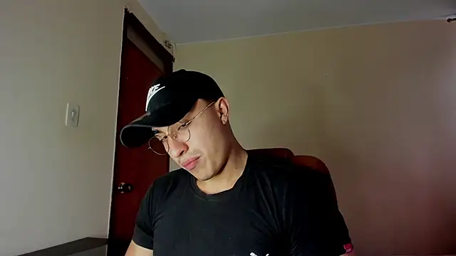 Snapshot of Leoknight chatting on February 2025 10:33:01 PM Leoknight online show from February 2025 10:33:01 PM