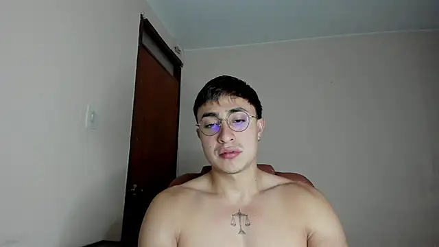 Snapshot of Leoknight chatting on March 2025 12:04:02 AM Leoknight online show from March 2025 12:04:02 AM