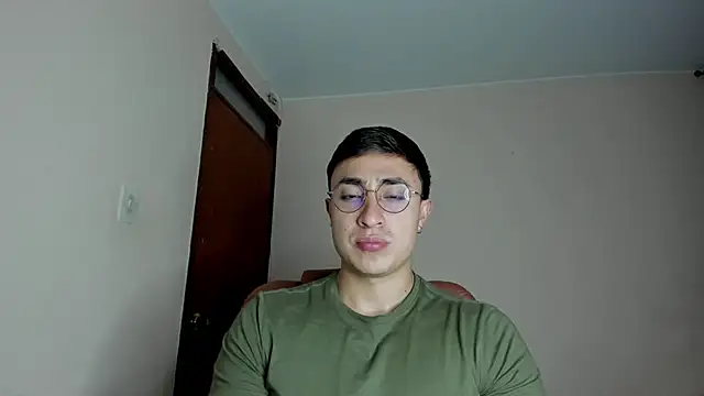 Snapshot of Leoknight chatting on March 2025 02:32:01 AM Leoknight online show from March 2025 02:32:01 AM