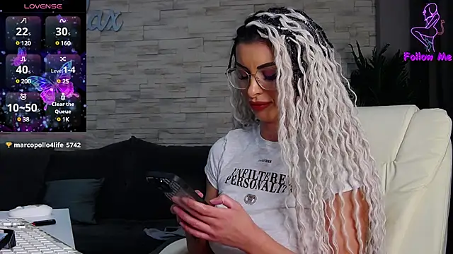 Snapshot of VictoriaMazze chatting on December 2024 04:34:02 AM VictoriaMazze online show from December 2024 04:34:02 AM