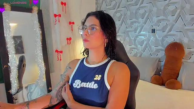 Snapshot of Sophiee_Hill chatting on April 2026 07:03:02 AM Sophiee Hill online show from April 2026 07:03:02 AM
