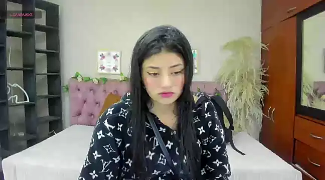 Snapshot of Lia_Keen chatting on December 2024 08:04:02 PM Lia Keen online show from December 2024 08:04:02 PM