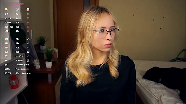 LynetBurby online show from October 2025 03:12:01 PM