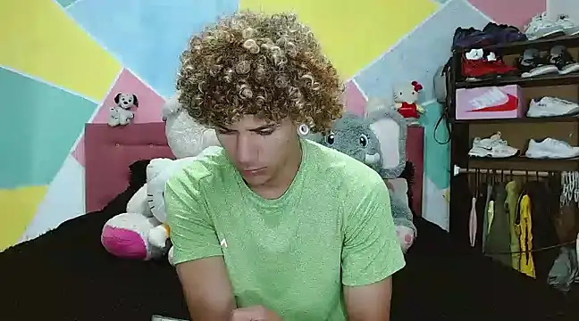 Snapshot of tylor_boy chatting on January 2025 09:23:02 PM tylor boy online show from January 2025 09:23:02 PM