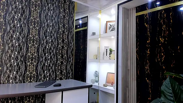 Snapshot of MirandaRossi chatting on October 2025 02:50:02 AM MirandaRossi online show from October 2025 02:50:02 AM