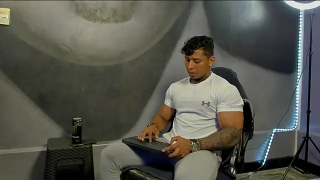 Snapshot of bradley_smith chatting on December 2024 06:31:02 AM bradley smith online show from December 2024 06:31:02 AM
