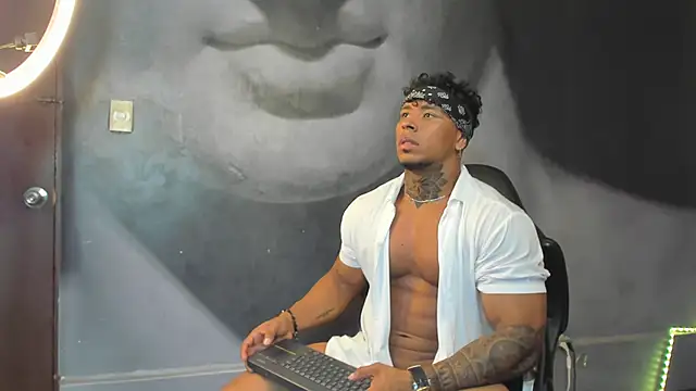 Snapshot of bradley_smith chatting on February 2025 10:15:02 AM bradley smith online show from February 2025 10:15:02 AM