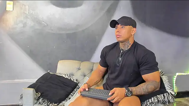 Snapshot of bradley_smith chatting on February 2025 02:27:01 PM bradley smith online show from February 2025 02:27:01 PM