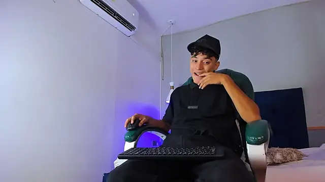 Snapshot of Austin_Cardieff chatting on January 2025 02:59:01 AM Austin Cardieff online show from January 2025 02:59:01 AM