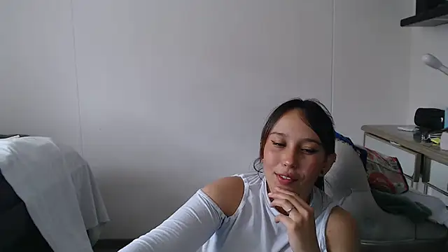 Skarlet Adams28 online show from February 2025 07:35:01 PM