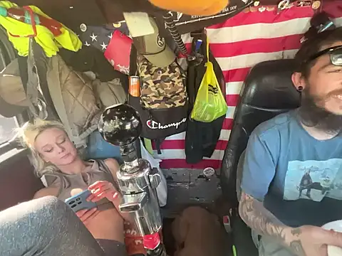 Snapshot of XMeF10 chatting on January 2026 05:27:02 PM XMeF10 online show from January 2026 05:27:02 PM